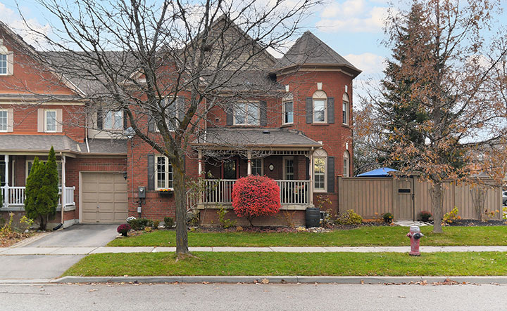 004-A Prime End Unit Town Home With Mature Treed Frontage